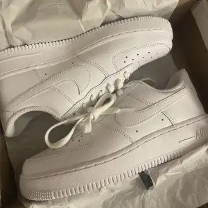 Säljer mina Nike air force 1! Säljer dessa för att de var förstora, endast provade inomhus!😊 De är storlek 40🤍 köptes för 1400, säljer för 1000 + frakt! Kom privat för frågor eller mer bilder❤️