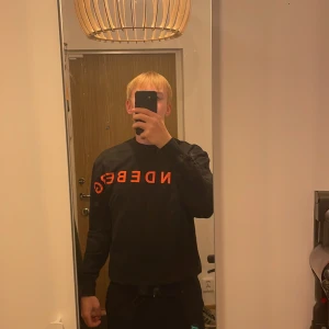 J Lindeberg crewneck  - En fet crewneck i bra skick, använd ett fåtal gånger. Har växt ur den. Pris går att diskuteras. Nypris ca. 2000