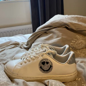 Smiley skor - Sjukt coola skor! Vet inte hur använda dom är då de har stått i garderoben sen ungefär 3 år tillbaka🩷