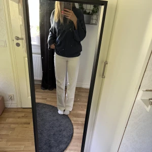 Beiga raka jeans - Beiga raka jeans från bikbok, jättebra skick i storlek 26 (Xs-S)✨köptes för 599kr