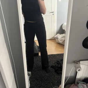 Mjukisbyxor - Raka mjukisbyxor, går att vika ner kanten om man vill att de är mer låga (har de på bilderna) enbart testade och har inga defekter 