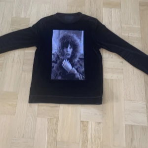 Limitato  - Crewneck storlek S. Skick 10/10 knappt använd. Bara tröjan som följer med. Nypris runt 2,4 k, mitt pris 939
