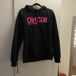 Oanvända dirt cült hoodie  - Helt oanvända dirt cült hoodie. Svart med neonrosa text. Säljer då jag tyvärr inte fått någon användning för den. Nypris 699