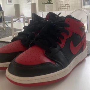 Jordanskor - Säljer mina röda jordan skor. Använt dem ganska mycket. Men är nu får små för mig. Storlek 36,5❤️