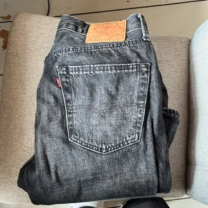 Levis 501 - Säljs då dom blivit förstora. Bra skick och har inget slitage!
