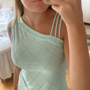 Festtopp - As cool topp som är väldigt gammal men ser knappt att den är använd! Inga defekter. Är i strl M men passar även S.