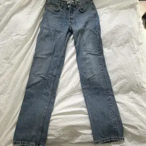 Säljer dessa raka blåa jeans ifrån Zara med medelhög midja. Storlek 34! Pris: 150kr+frakt🥰