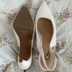 Klackar  - Super fina klackar med små pärlor på från skopunkten, knappt använda i storlek 39🤍