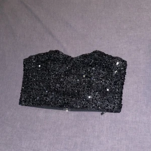 Glitter topp  - Jätte fin fest topp köpt från shein, använt 1 gång. Säljer då jag tyvärr köpte fel storlek. Storlek M. TRYCK  EJ på köp nu! 