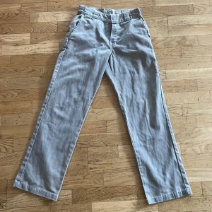 Dickies 874 - Byxorna är Our legacy workshop och dickies collab på dickies original fit 874 modell. Byxorna är använda men i bra skick storleken är 29/32 och färgen är en grå grön.