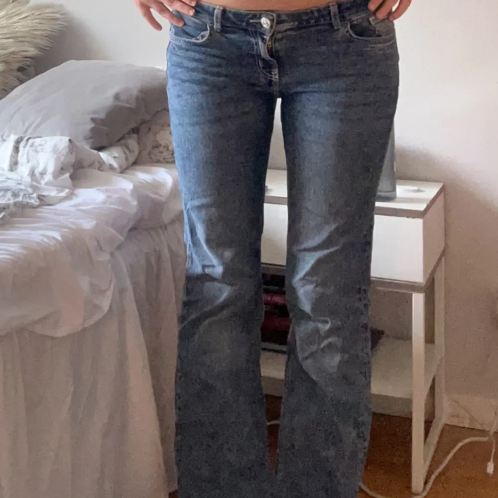 Ett par jättefina blåa lågmidjade bootcut jeans! Säljer då de inte kommer till användning. Strl 40 men passar även 38!. Jeans & Byxor.
