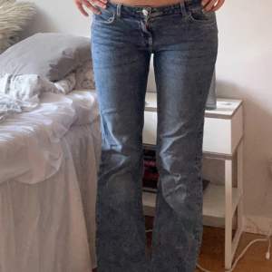Ett par jättefina blåa lågmidjade bootcut jeans! Säljer då de inte kommer till användning. Strl 40 men passar även 38!