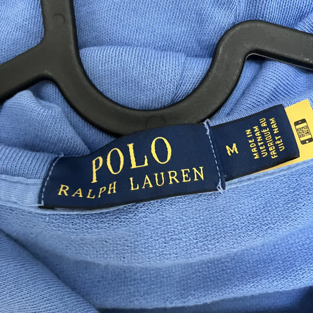 Hej säljer denna snygga polo zip up på grund av att den är Förstor. Helt fel fri skick 9,5/10 Ny pris 1400. Pris kan diskuteras. Hoodies.