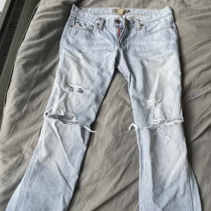 Lågmidjade Jeans - Lågmidjade jeans som jag köpt här på Plick, tyvärr lite för korta för mig så därför säljer jag dem vidare! Jeansen är 67cm innerbenslängd (lånade bilder)💕Köparen står för frakt! 