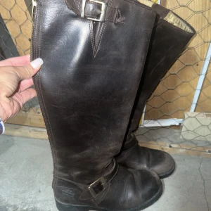 Johnny bulls höga  - Slitna men går säkert att göra något åt med hjälp av skokräm eller liknade!    Köps för 2000kr i butik. 