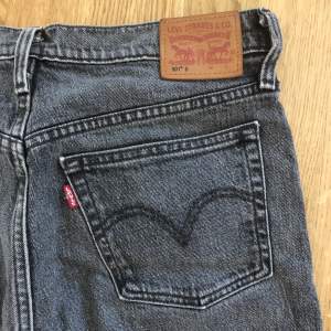 Skitsnygga Gråa Levis jeans som tyvärr inte passar mig längre 🖤 Storlek W29 L30