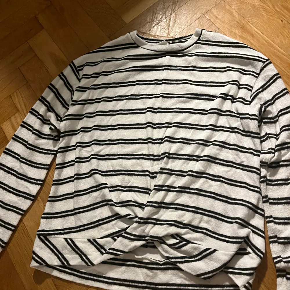 En svart och vit randig tröja som kommer från Zarah barnavdelning, i storlek 154 (år 11-12) . Tröjor & Koftor.