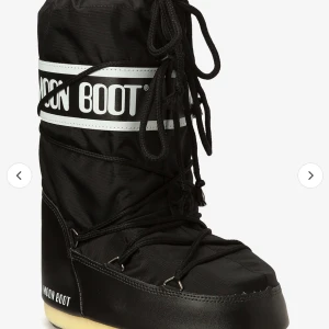 Moonboots  - Svarta moonboots helt perfekt skick, söljer för att de inte kommer till användning. Älskar de så mycket dom är så mjuka och mysiga. 