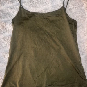 Grönt linne - Sååå fint grönt linne😫 Köptes på humana i sommras men tycker inte riktigt det passar mig:(( Det är använt max två gånger så det är i väldigt bra skick💕 Priset kan diskuteras vid snabb affär 💕💕