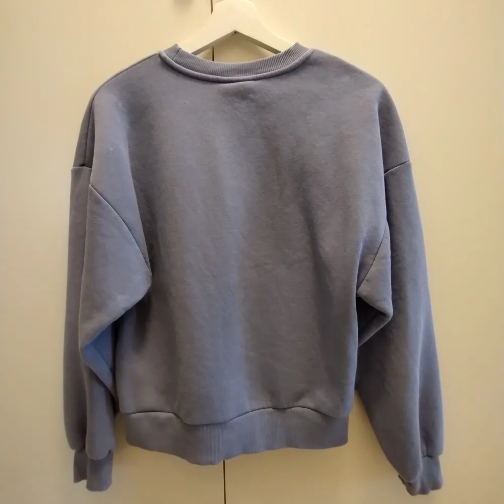 En mysig tröja i storlek xs från Gina Tricot. Inga tecken på att den har använts och säljs för att den blivigt för liten. . Tröjor & Koftor.
