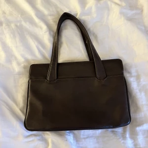 Brun väska - Brun väska med många fack, köpt secondhand, säljer pga att den inte kommer till användning 🫶🏻 