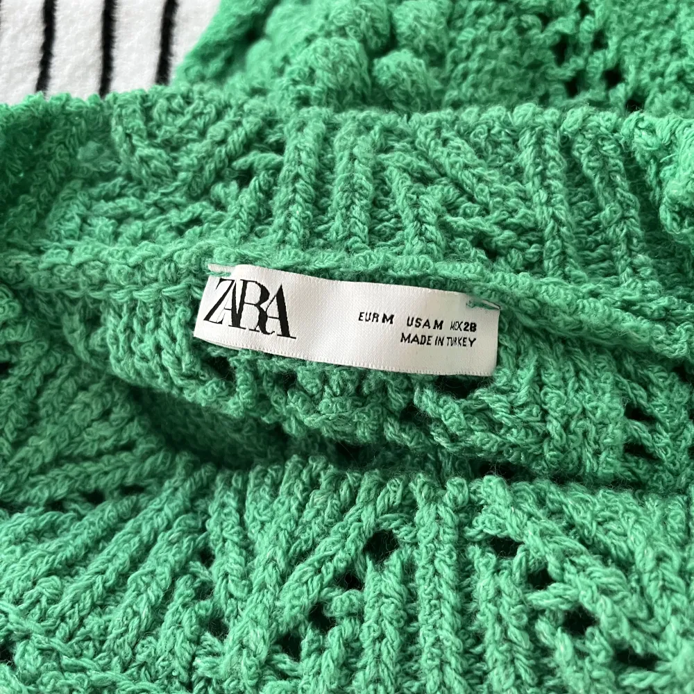 Fin stickad tröja med mönster från Zara, inköpt för 1 år sedan, knappt använd. Storlek M. Stickat.