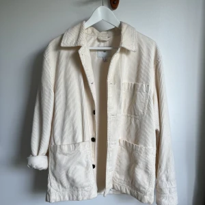 Jacka - Manchester liknande material, men tunn.  Knappt använd. 