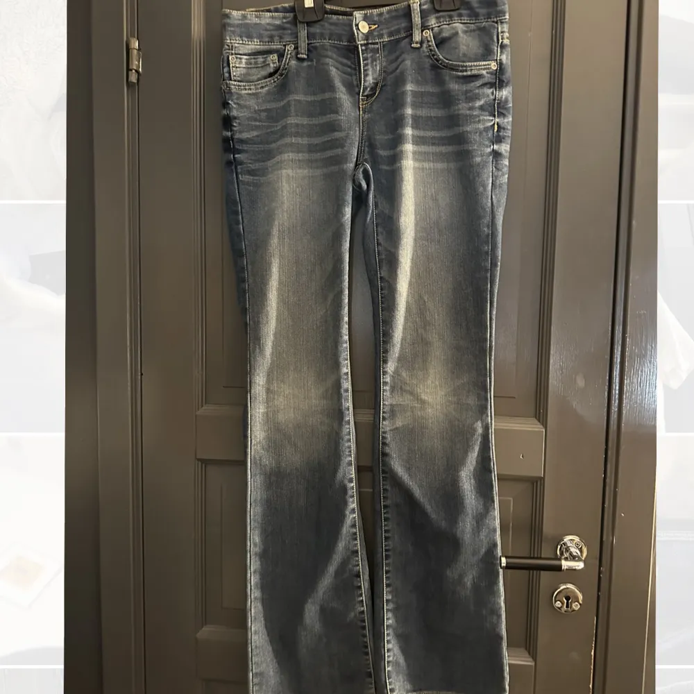 Ett par mörkblå jeans med lite bootcut 90kr + frakt . Jeans & Byxor.