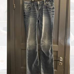 Ett par mörkblå jeans med lite bootcut 90kr + frakt 