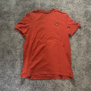 Lyle & scott T-shirt  - En lyle & Scott T-shirt som aldrig är använd.