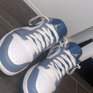 Jordan 1 low ashen slate - Storlek 42,5 väldigt bra skick knappt använda  Nypris:mellan 2799-4080kr 