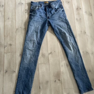 Slim jeans - Säljer ett par slim jeans från Jack&jones. Skick 9/10, storlek 28/32, men skulle säga att dom passar även om du har större midja eftersom att dom är stretchiga. 