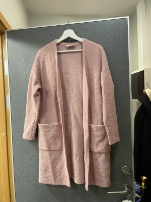 Kofta ljusrosa XS/S - Från selected femme