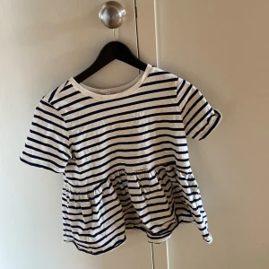 Randig zara tröja - Jättefin tröja men får som sagt aldrig någon användning av den, den är bra i storleken och allt men den har fått lite fläckar mm som man ser på sista bilden som inte går bort i tvätten❤️