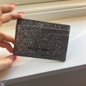 Korthållare - Glittrig korthållare från Carin Wester 