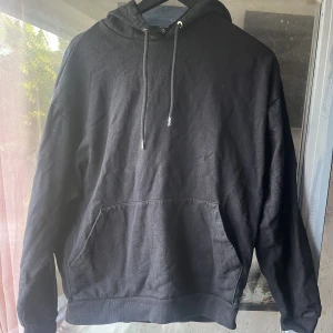 ASOS hoodie - Hoodie ifrån ASOS med tryck på ryggen. Storlek M