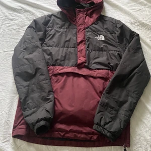 The North Face Jacka - Tnf jacka i bra skick. Passar bra som höstjacka. Den sitter osm en M och håller bra mot vind. 