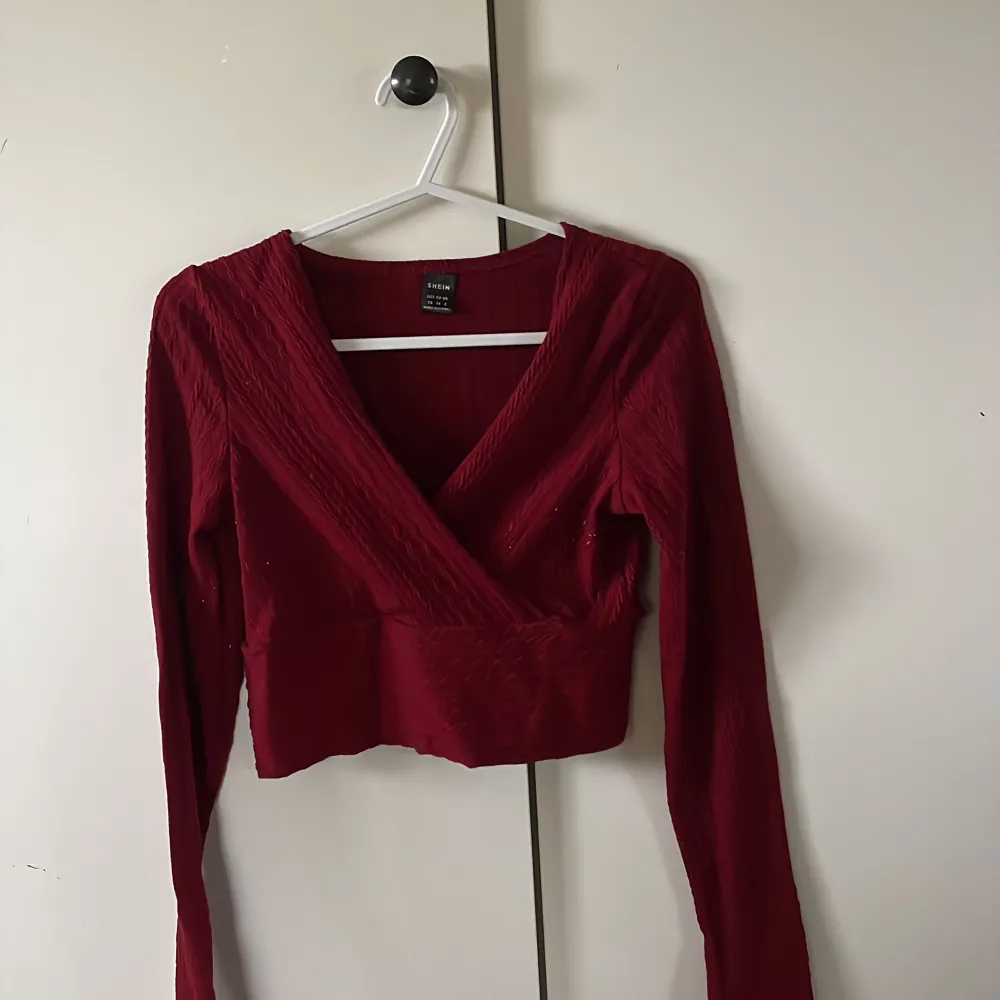 En röd långärmad tröja från SHEIN andvänd 2 gånger.. Toppar.