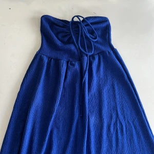 Royalblue Klänning - Superfin klänning i royalblue färg. Använt en gång så den är i nyskick! Banden kan knytas runt halsen eller bara hänga. Köptes på hm för runt 250kr säljer för  80 + frakt. Fråga om du har några frågor och pris kan diskuteras.