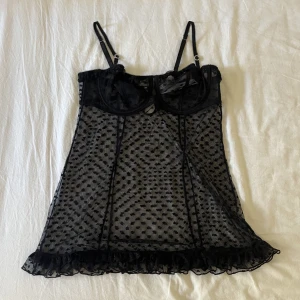 Lingerie  - Jättesöt ”korsett” från Urban outfitters. Aldrig använd, ny med prislappen kvar! Spetsen har hjärtan på sig och jättesöta volanger! Nypris 500 kr. Storleken är L men skulle säga att den även passar mindre storlekar!