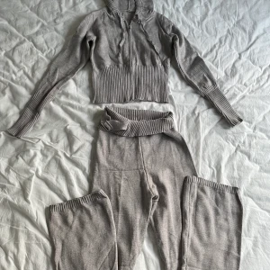 Sett  - Säljer detta trendiga settet som endast är testat pga fel storlek. Super skönt material som är mjukt och stretchigt.  Kostar 1200 på hemsidan. Pris kan diskuteras 