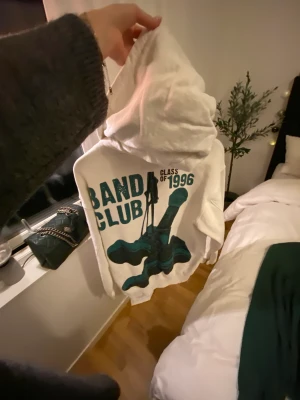 Hoddie me tryck på ryggen  - Superfin vit och grön hoodie från carlings i storlek S/M herr/unisex. Nästan aldrig använd🙌🏼250kr + frakt💚