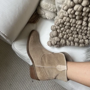 Cowboy boots - Så fina mocka cowboy boots i ljus beige. Aldrig andvända boots från Italien. Tyvärr för små på mig men dem kommer passa sååå bra på någon annan!