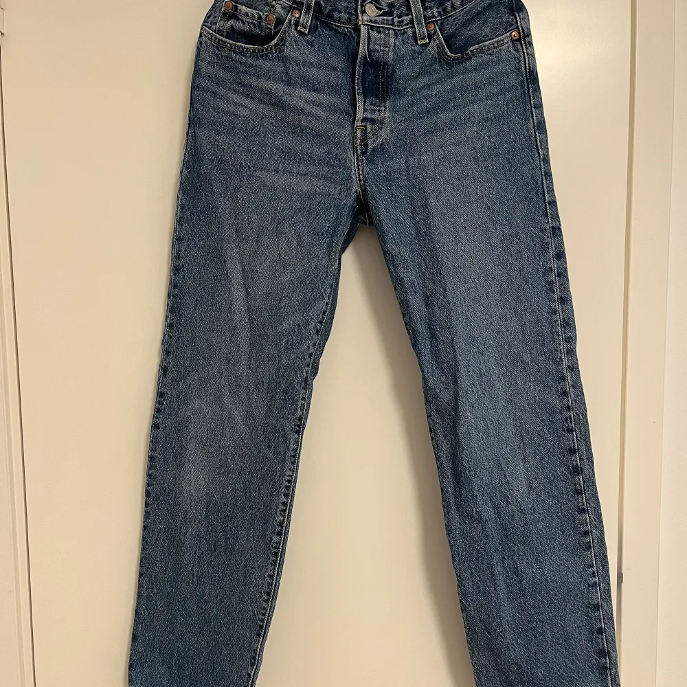 Midwaist jeans från Levis. Sitter super snyggt på och passar till allt!!. Jeans & Byxor.