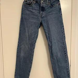 jeans  - Midwaist jeans från Levis. Sitter super snyggt på och passar till allt!!