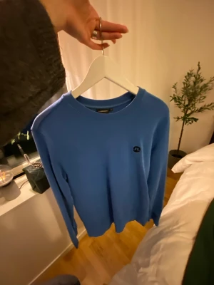 Blå j.Lindberg sweatshirt  - Superfin J.Lindberg storlek M sweatshirt i jättebra skick! Nypris 1300kr, säljer för 300kr + frakt!💙