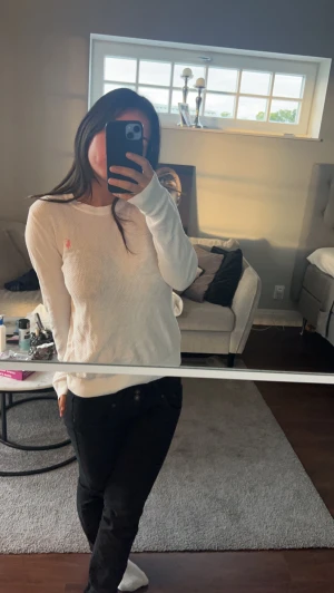 Tröja  - Ralph lauren tröja köpt för 2500 säljer för 600+frakt pris kan diskuteras väldigt bra skick knappt använd i storlek M men passar mig som är s-xs