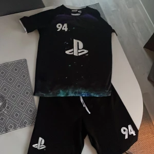 Byxor och tröj  - Säljer ett playstation sätt i storlek 158/164. Mycket fint skick. Skriv för mer info