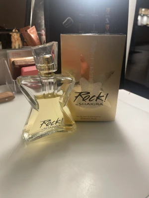 Shakira parfym  - En parfym ifrån Shakira som luktar väldigt gott, säljer pågrun av att jag fick en ny parfym. Köparen står för frakten men kan även mötas upp i Stockholm 💗