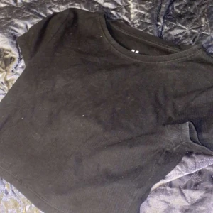 Svart topp - En vanlig svart topp utan defekter och är i ett perfekt skick. 
